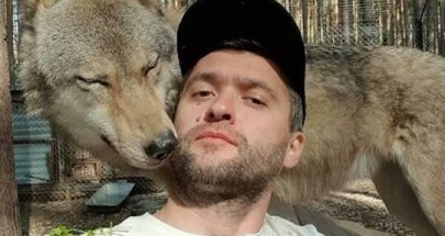 رجل أعمال روسي يعيش مع الذئاب image