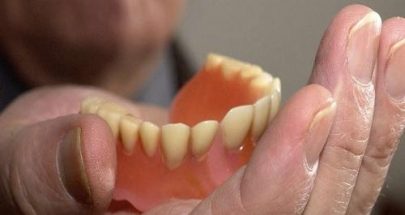 ظل عالقا في حلقه 8 أيام.. رجل يبتلع طقم أسنانه أثناء خضوعه لجراحة image