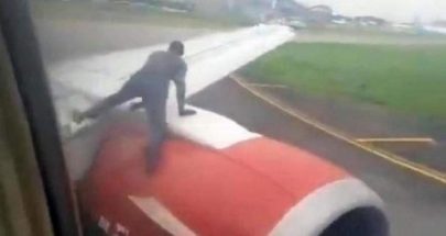 بالفيديو: رجل يتسلق جناح طائرة قبل لحظات من إقلاعها image