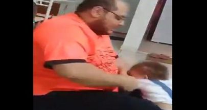 بالفيديو: اب تجرد من إنسانيته... ويعنف طفله من دون رحمة! image