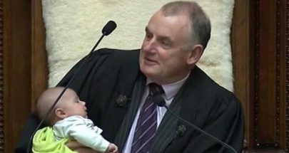 رئيس برلمان... يرضع طفلا خلال جلسة نقاش! image