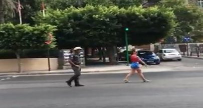 فيديو ظريف في الجميزة... فتاة تساعد شرطي السير في تسهيل حركة المرور image