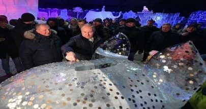 بوتين يغرز قطعة نقدية على ظهر خنزير من الجليد ويضمر أمنية image