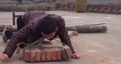 رغم حالته الصحية الصعبة.. شاب صيني يساعد عائلته بعمل شاق image