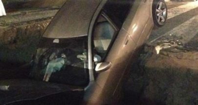 سقوط سيارة في حفرة أشغال بعد انزلاقها على اتوستراد الشماع في صيدا image
