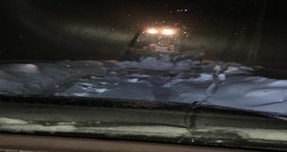 جرافة من مركز جرف الثلوج في جرد القيطع سحبت 3 سيارات احتجزتها الثلوج image