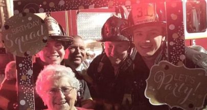 عجوز تحتفل بعيد ميلادها الـ90 بحضور رجال الإطفاء.. ماذا حصل؟ image