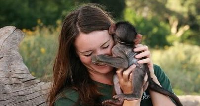 امرأة تكرس حياتها لإعادة تأهيل حيوانات البابون في أدغال جنوب إفريقيا image