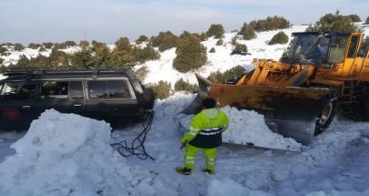 الدفاع المدني انقذ مواطنين احتجزتهم الثلوج على طريق القبيات القموعة image