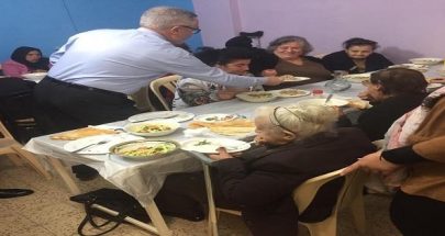 بالصورة... أبي اللمع تناول الغداء مع المسنين في برج حمود image
