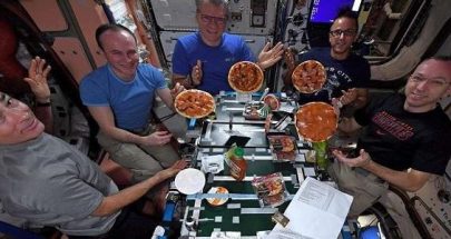 الرواد الأوروبيون يستمتعون بما يتبقى من طعام زملائهم الروس! image