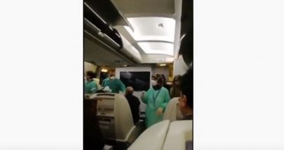 لحظة كشف الفريق الطبي على ركاب الطائرة الآتية من مدينة قم الايرانية image