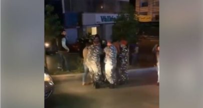 عناصر حزبية تعتدي على المتظاهرين في منطقة رأس بيروت (فيديو) image