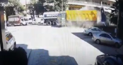 لحظة انزلاق الشاحنة على طريق عام ضهر البيدر باتجاه شتورا عند مفرق قب الياس image