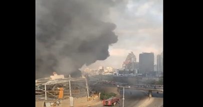 النيران تشتد وتمتد في مكان الحريق في مرفأ بيروت image
