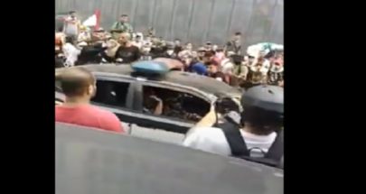 المحتجون يحطمون سيارة تابعة للقوى الامنية في وسط بيروت image