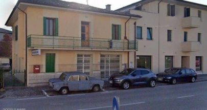 سيارة متوقفة تصبح معلما سياحيا في إيطاليا image
