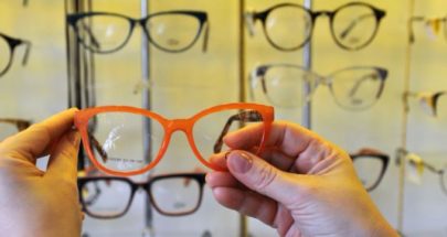 طبيبة تكشف حقيقة قطرات العين البديلة لنظارات القراءة image