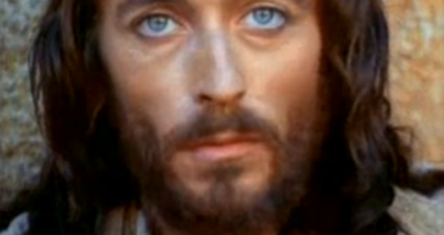 من هو الممثل الذي جسّد دور يسوع المسيح وكيف أصبح اليوم؟ image