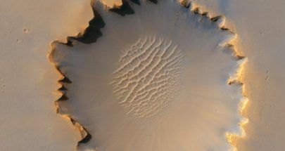 بالفيديو والصور: رصد حفرة "جذع شجرة" عملاقة على المريخ... image