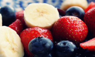لماذا لا ينبغي التوقف عن تناول الفاكهة أثناء اتباع نظام غذائي منخفض الكربوهيدرات! image