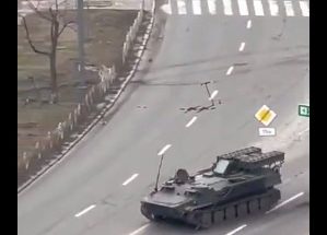 دبابة روسية تسحق سيارة مدنية في أوكرونيا image