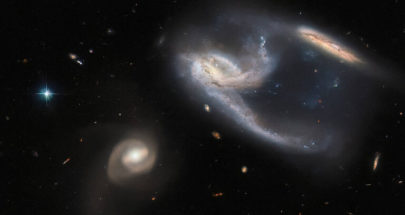 هابل يكتشف مجرات على شكل مركبة فضائية image