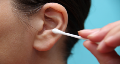طبيب يكشف خطورة تنظيف الأذنين بالعيدان القطنية image