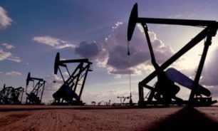 النفط استقر مع عودة التركيز على بيانات اقتصادية أميركية image