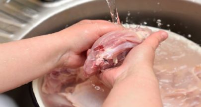 العلماء يوضّحون كيفية غسل لحم الدجاج بأمان! image