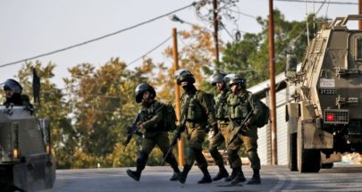 جندي "إسرائيلي" يلقي قنبلة صوت على مكتب وزارة الدفاع image