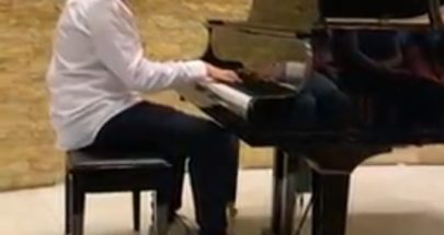 في قطر: اليكس حبيب أفرام يعزف على البيانو وسط تصفيق الحضور image