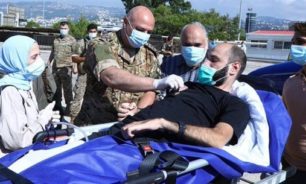 جندي تلقّى العلاج في فرنسا وقائد الجيش يستقبله في المطار image
