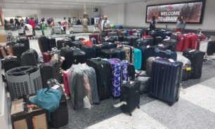 لهذا السبب: عشرات الحقائب متروكة ومرمية في المطار image