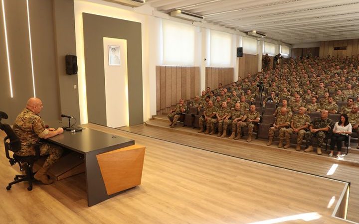 قائد الجيش يلتقي تلامذة ضباط السنة الثالثة في الكلية الحربية image