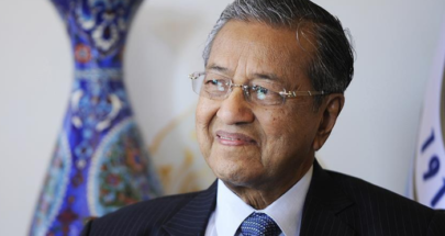 إصابة رئيس الوزراء الماليزي السابق مهاتير محمد بكوفيد-19 ونقله للمستشفى image