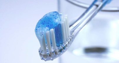 أطباء الأسنان يحذرون من أضرار معاجين تبييض الأسنان image
