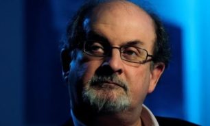 رفع جهاز التنفس الصناعي عن سلمان رشدي إثر تحسن حالته image