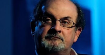 رفع جهاز التنفس الصناعي عن سلمان رشدي إثر تحسن حالته image