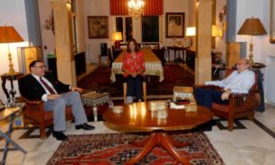 جنبلاط يعرض مع السفير المصري المستجدات السياسية image