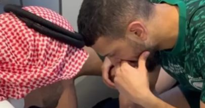 وزير الرياضة السعودي يواسي لاعبًا بعد خسارة المنتخب image