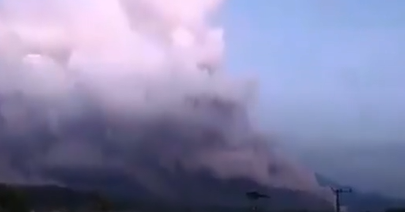 بالفيديو: ثوران بركان "سيميرو" في أندونيسيا.. وتحذير من تسونامي image