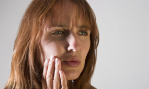 "شعور غير مريح" في الفم يمكن أن يشير إلى مرض ألزهايمر image