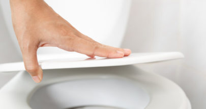 فيديو "مقلق" يُظهر السبب وراء أهمية إغلاق مقعد المرحاض قبل الشطف image