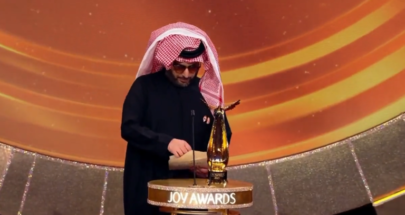 آل الشيخ يفاجئ حكيمي بطلب بخصوص والدته خلال تكريمه في joy awards image
