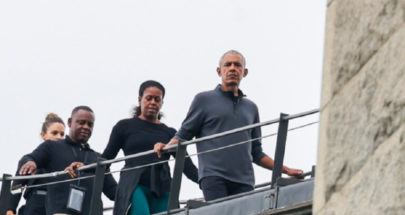 أوباما يتجاهل إجراءات السلامة خلال تسلقه جسرا في سيدني image