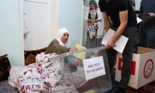 في تركيا.. من لا يستطيع الذهاب إلى مراكز الاقتراع يصله "الصندوق المتنقل" إلى منزله ! image