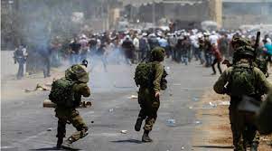 في نابلس.. إصابة فلسطينيين جراء استنشاق الغاز خلال مواجهات مع الجيش الإسرائيلي image