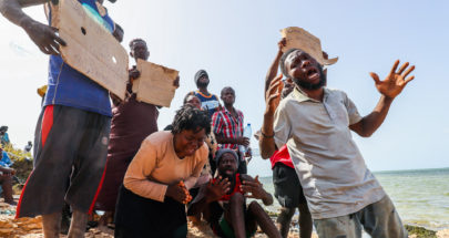 أرواح عالقة: مهاجرون معزولون على الحدود بين تونس وليبيا image