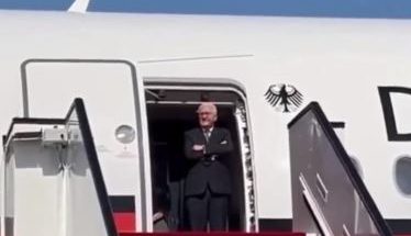 "عاقدا ذراعيه"...  الرئيس الألماني ينتظر نصف ساعة بالطائرة لإستقباله! image
